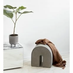 Kristina Dam CURVED POUF -Asientos Comercio KRISTINADAM CURVEDPOUF 4